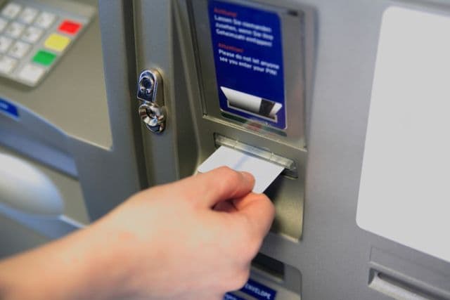 Reguli obligatorii ca să nu-ţi dispară banii de pe card