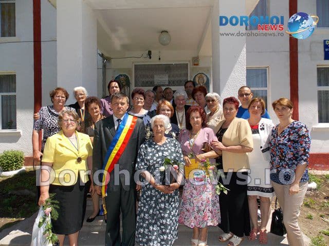 Flori, lauri și recunoștință pentru cadrele didactice ibăneștene de „Ziua Învățătorului” - FOTO