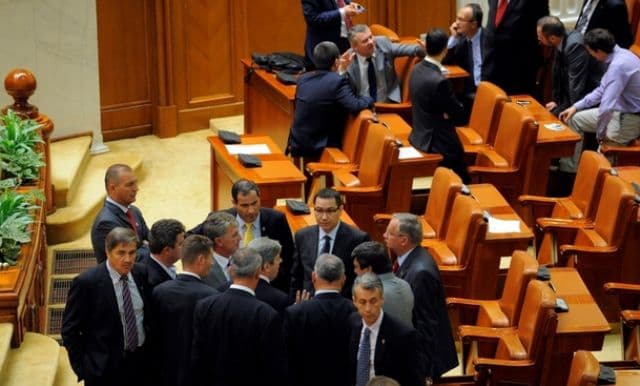 Mii de cetățeni români riscă pușcăria! Legea e depusă la Parlament!