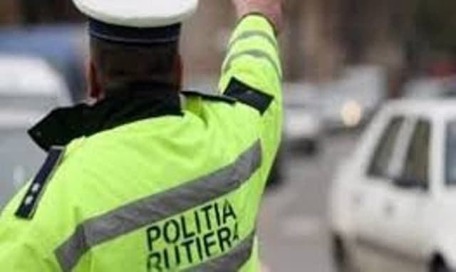 Tânăr, depistat de politiști circulând cu mașina pe străzile din Botoşani fără a deține permis