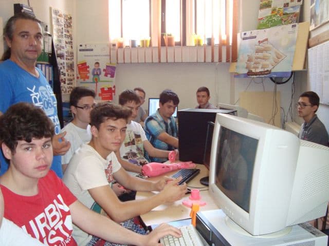 15 tineri botoșăneni au participat la realizarea unui nou braț robotic humanoid, mai performant față de predecesorul său
