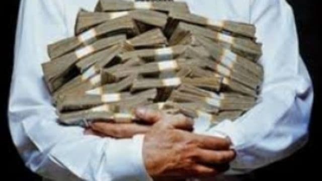 Liberalii n-au votat pensiile speciale, dar nu refuză banii. „Mi-i acordă o lege şi nu găsesc de ce ar fi normal să renunţ la ei”