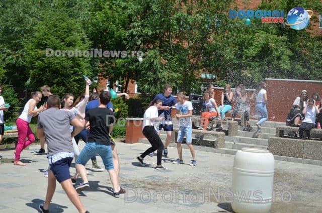 Colegiul Național „Grigore Ghica” Dorohoi - bătaie... cu apă! - FOTO