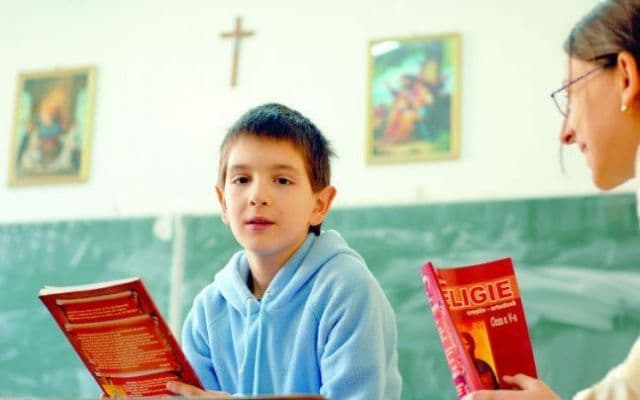 Legea prin care înscrierea elevilor la orele de religie se face pe bază de cerere, promulgată