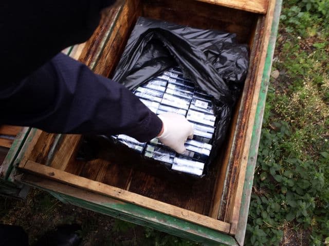 Țigări ascunse în stupi, descoperite la contrabandiștii din Botoşani - FOTO