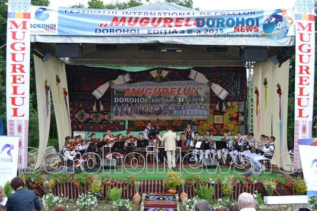 Vezi imagini din prima zi a Festivalului Internațional de muzică populară „Mugurelul” Dorohoi 2015 – FOTO