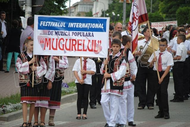Astăzi are loc parada Festivalului Internațional de muzică populară „Mugurelul” 2015. Vezi programul!