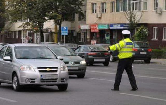 Tânăr din Botoșani depistat conducând un autoturism cu număr fals