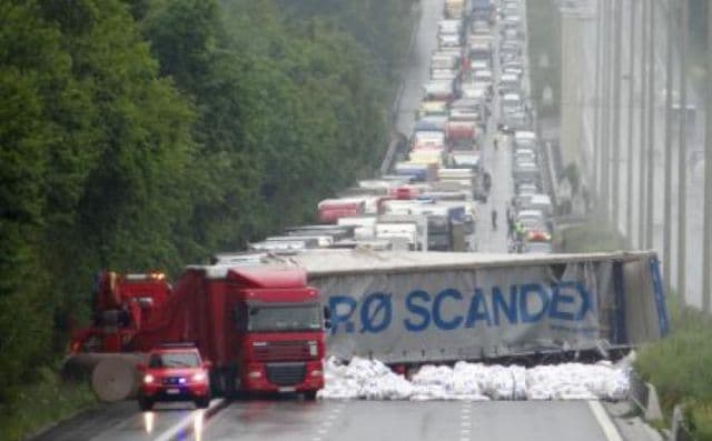 Şofer român, rănit într-un accident rutier între două camioane. Coloane de zeci de km