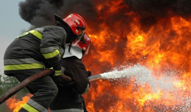 Locuinţe salvate de focul ce a distrus peste cinci tone de furaje şi două adăposturi de animale