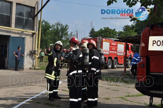 Intervenție în forță a pompierilor, polițiștilor și jandarmilor la fabrica de confecții CONTED Dorohoi - FOTO