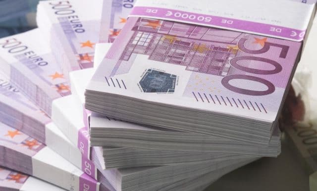 Statul vrea să plătească 500 de euro pentru studiile tinerilor. Banii, puși în cont încă de la naștere