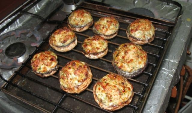 Ciuperci umplute cu carne