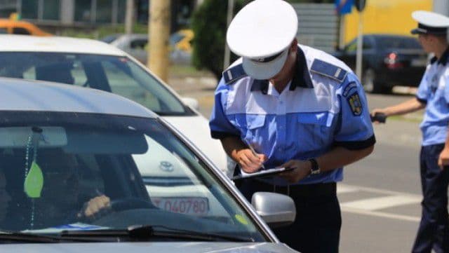 Tânăr din Dorohoi cu permisul de conducere reținut, depistat în trafic de polițiștii botoșăneni