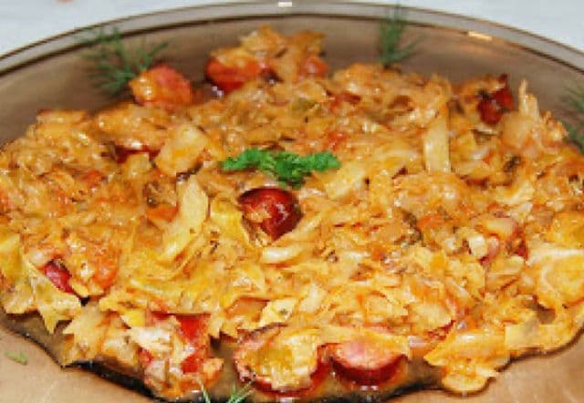 Varză călită cu cârnați