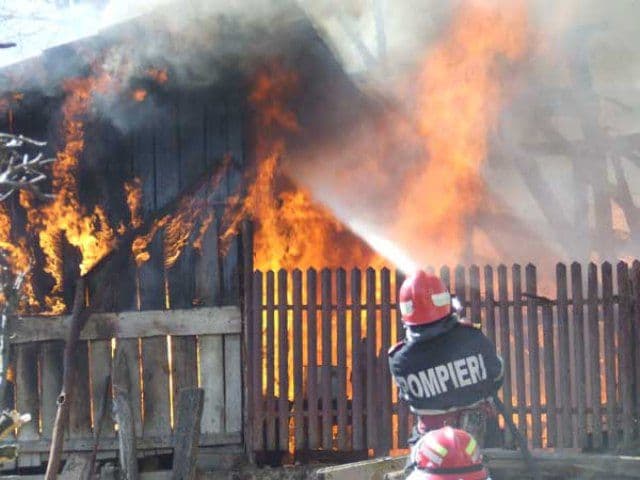 Gospodărie incendiată din joacă de un copil