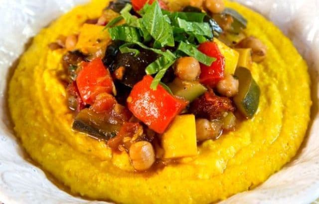 Tocăniță de legume pe pat de mămăligă