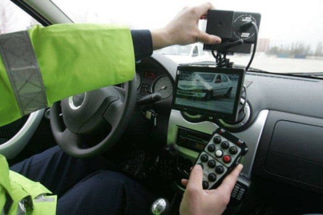 Noua metodă a Poliției Rutiere de a-i prinde pe vitezomani. Șoferii nici măcar nu observă cine i-a filmat