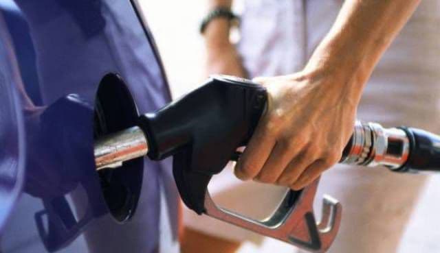 Veste bună pentru șoferi: se ieftinește benzina