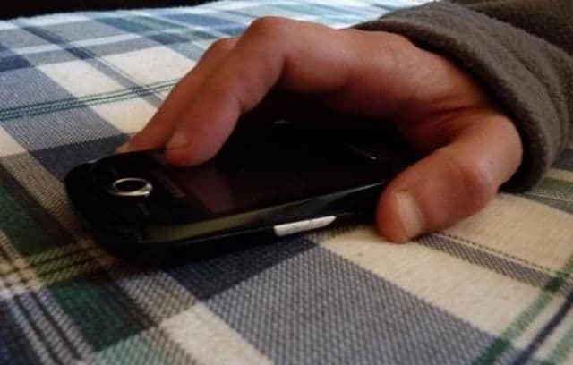 Hoț surprins în timp ce fura un telefon mobil dintr-o locuință
