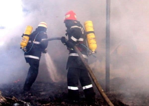 Arderea resturilor vegetale și jocul copiilor cauza a șase incendii în ultimele 48 de ore