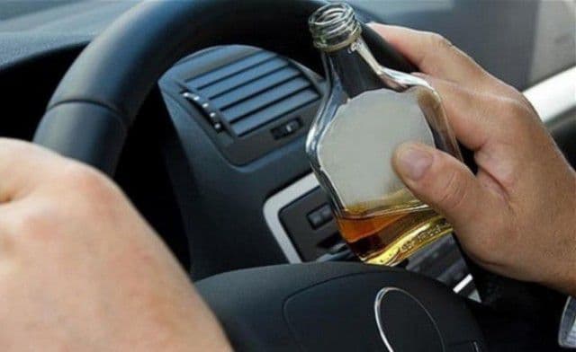 Dosar penal pentru un bărbat depistat conducând băut o mașină și fără să dețină permis de conducere