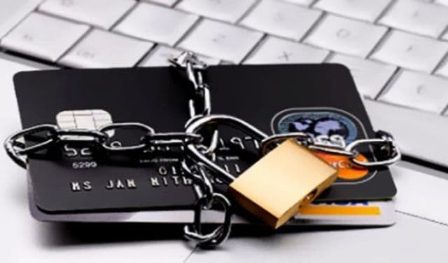 Un cuplu de români arestat pentru fraudă bancară
