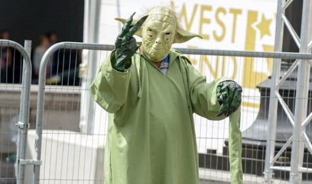 Scandal la Londra: Românii fac legea în centrul Londrei şi îi terorizează pe artiştii autohtoni