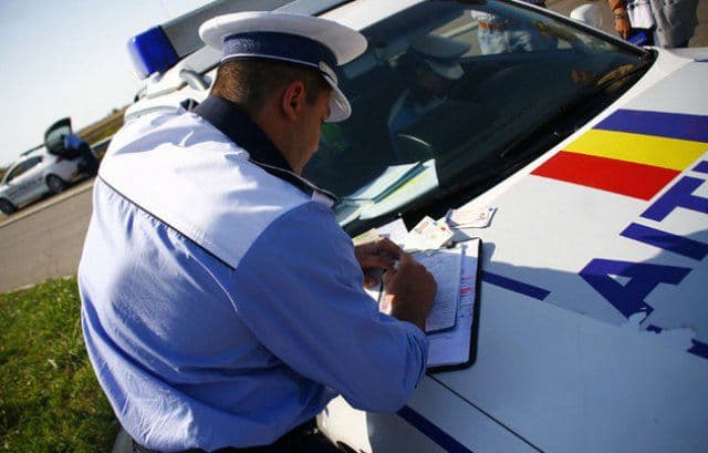 Peste 400 de sancțiuni contravenționale aplicate de poliţiştii botoşăneni într-o acțiune privind combaterea fenomenului infracţional