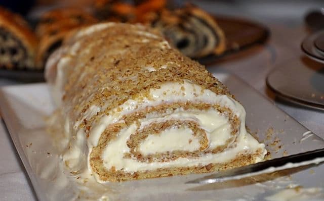Ruladă de nucă cu cremă de vanilie