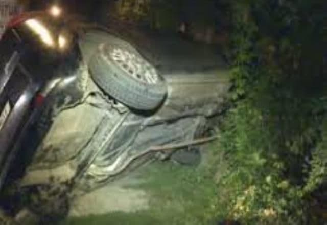 La doar 18 ani s-a urcat băut la volan și a intrat cu mașina într-un gard 