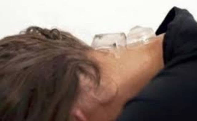 Cum te poţi răcori instant cu un singur cub de gheaţă. Este cea mai simplă metodă