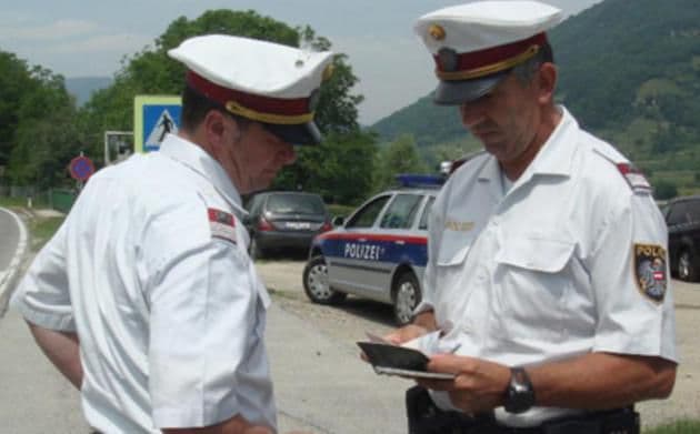 Şofer român care transporta 42 de imigranţi, arestat în Austria