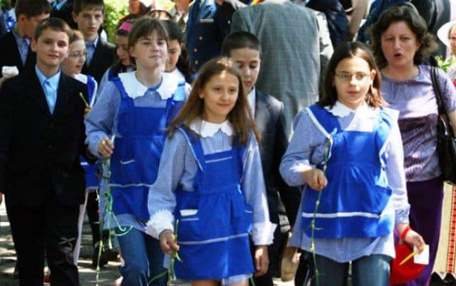 Surpriză pentru elevi: revine uniforma școlară