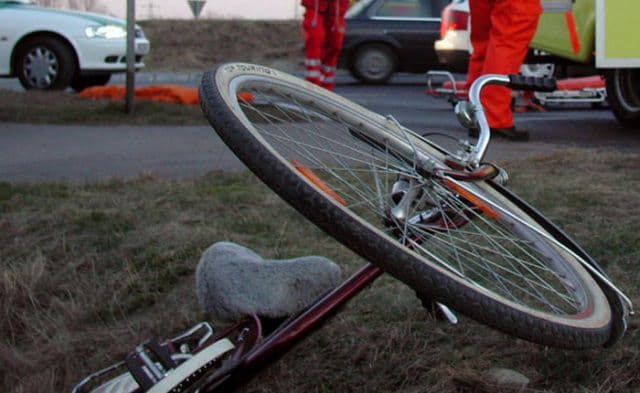 Biciclist accidentat după ce a intrat pe un drum prioritar fără să se asigure