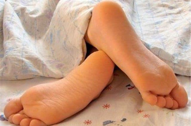 Scapă de călcâiele crăpate cu un amestec uimitor