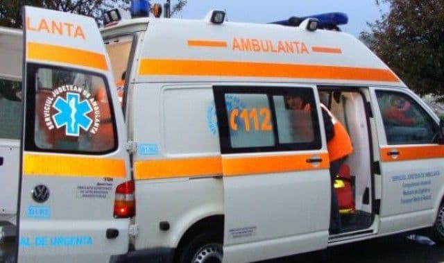 Accident grav pe strada A.I. Cuza din Dorohoi - Nu s-a asigurat la plecarea de pe loc și a băgat un om în spital