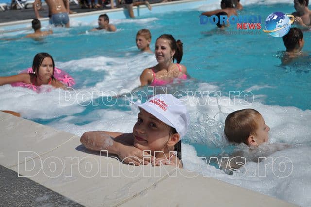 Distracție maximă la piscina semi-olimpică din Dorohoi: Spumă, muzică bună și soare puternic – VIDEO/FOTO