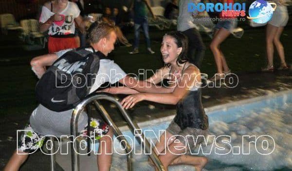 Real succes pentru piscina semi-olimpică din Dorohoi: Tinerii s-au distrat până târziu în noapte - FOTO