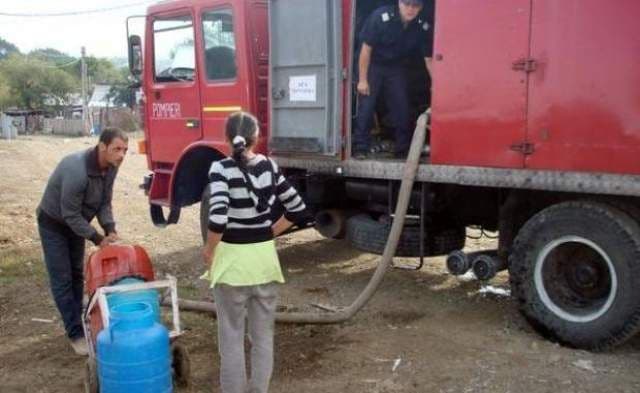 Apă menajeră transportată de pompieri în mai multe localități din județ