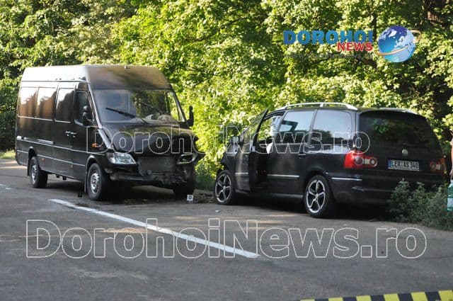 Un microbuz condus de un moldovean s-a izbit frontal într-un Volkswagen înmatriculat în Germania - FOTO