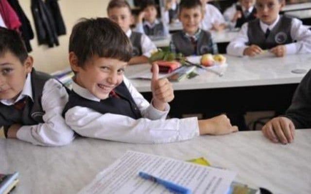 Elevii ar putea merge la şcoală numai dimineaţa