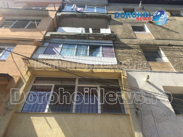 Peripeție ce putea fi fatală: Un bărbat din Dorohoi a căzut de la etajul trei al unui bloc de pe strada Duzilor - FOTO