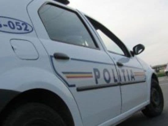 Tânăr urmărit în temeiul legii, prins de poliţişti