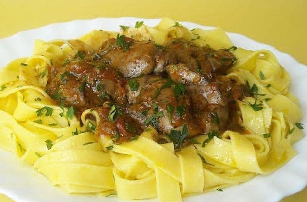 Tagliatelle cu ficăței de pasăre