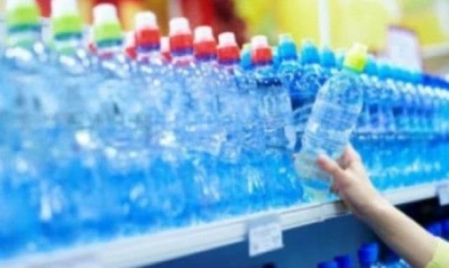 Amenzi ANPC pentru apă îmbuteliată „de 7 ori mai bună” sau care „reduce procesul de îmbătrânire”