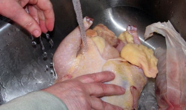 Important pentru sănătate. De ce nu trebuie să speli carnea de pui înainte să o prepari