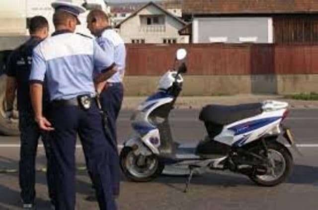 S-a urcat la volan fără permis de conducere într-un vehicul neînregistrat și accidentează un pieton