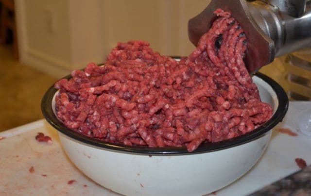 Descoperire uluitoare! A găsit un deget de om în pachetul de carne tocată primit de la Asistenţa Socială