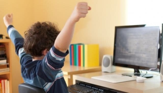 Peste 17 mii de elevi și studenți primesc bani pentru cumpărarea unui calculator